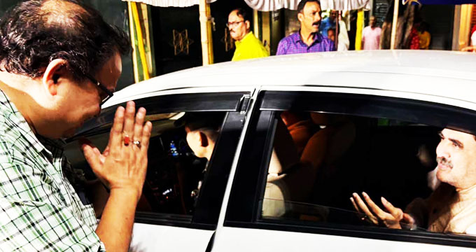 Kunal Ghosh: রাজনীতি ভুলে বিজেপি সাংসদকে সৌজন্যের হাত বাড়িয়ে দিলেন কুনাল!
